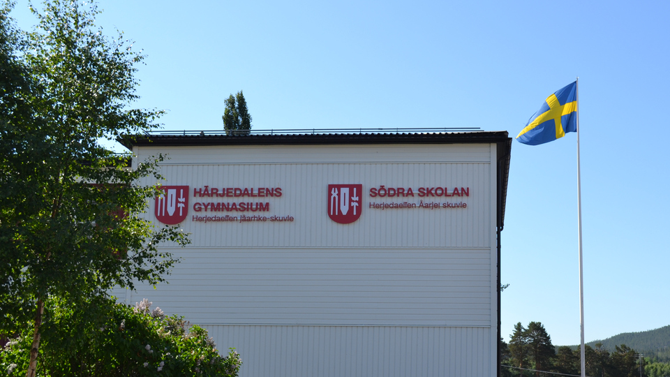 Byggnad med logotyper Härjedalens gymnasium och Södra skolan.