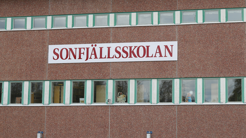 Sonfjällsskolan i Hede. Tegelbyggnad med många fönster.