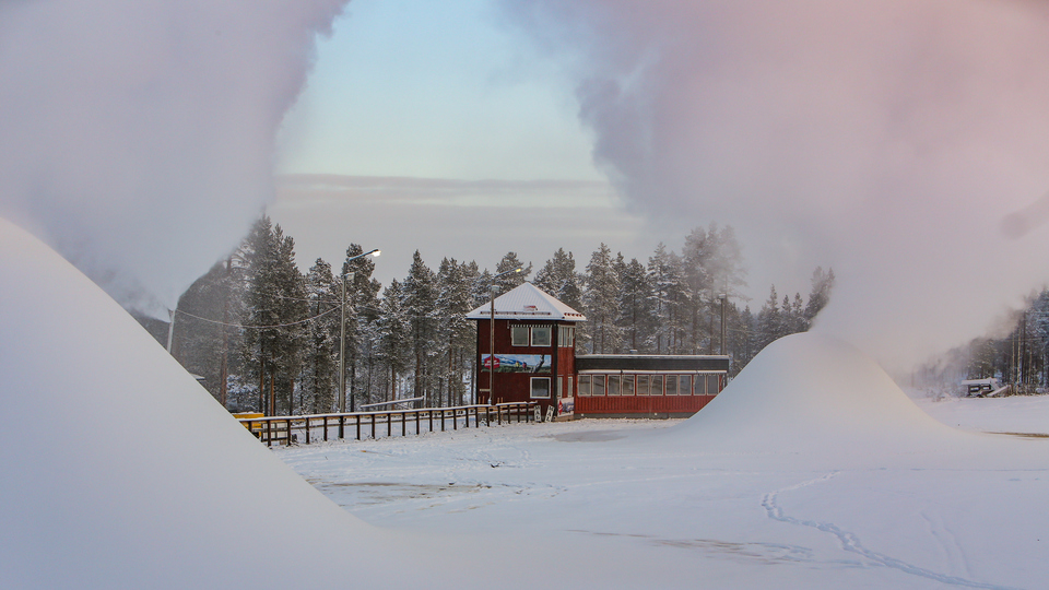 Två stora högar med snö på skidstadion i Sveg.